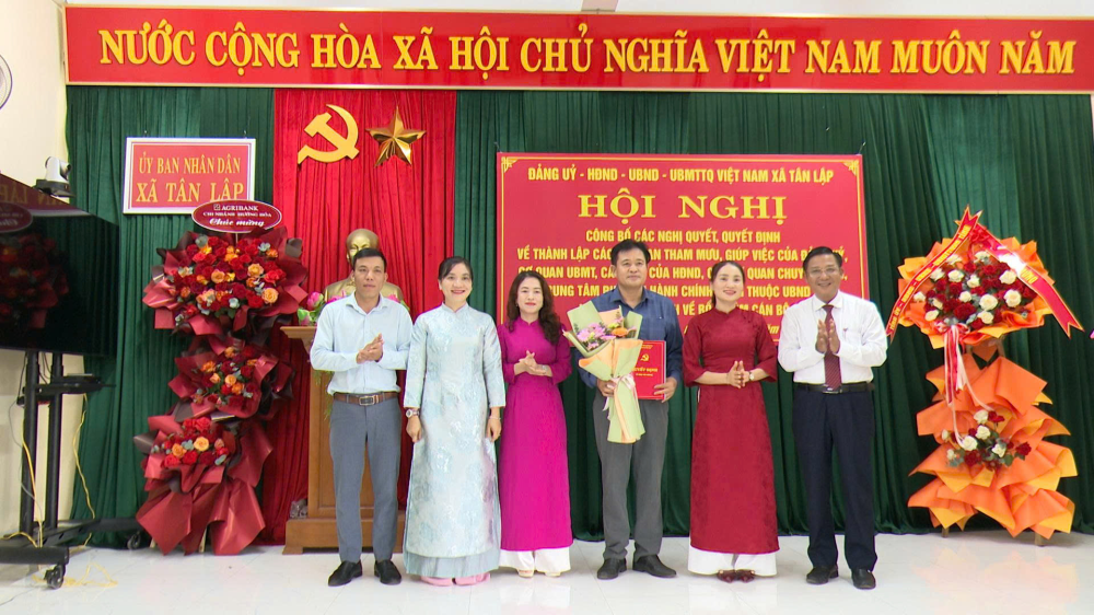 Xã Tân Lập công bố các Nghị quyết, Quyết định các cơ quan tham mưu giúp việc và bổ nhiệm cán bộ